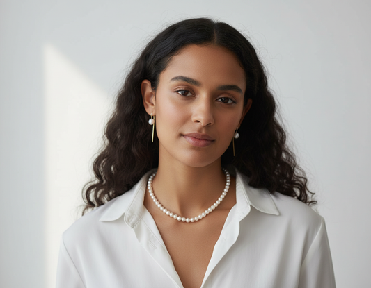 Moderne Frau mit zeitlosem Perlenschmuck