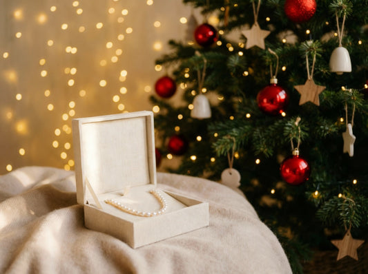 Perlenschmuck als persönliches Weihnachtsgeschenk von VALLÉE