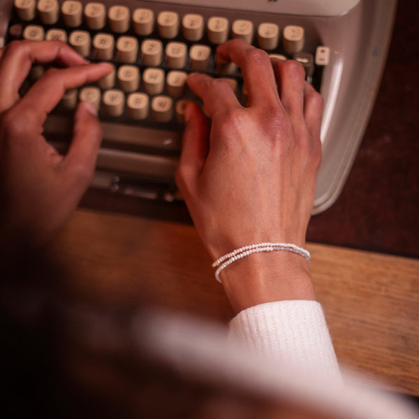 Perlenarmband mit hellgrauen Labradoritsteinen