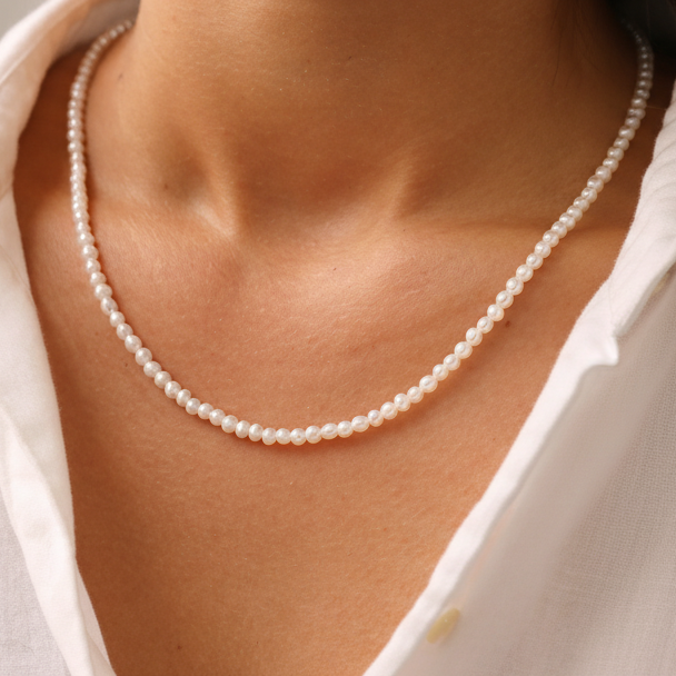 Zarte Perlenkette mit Flügelverschluss