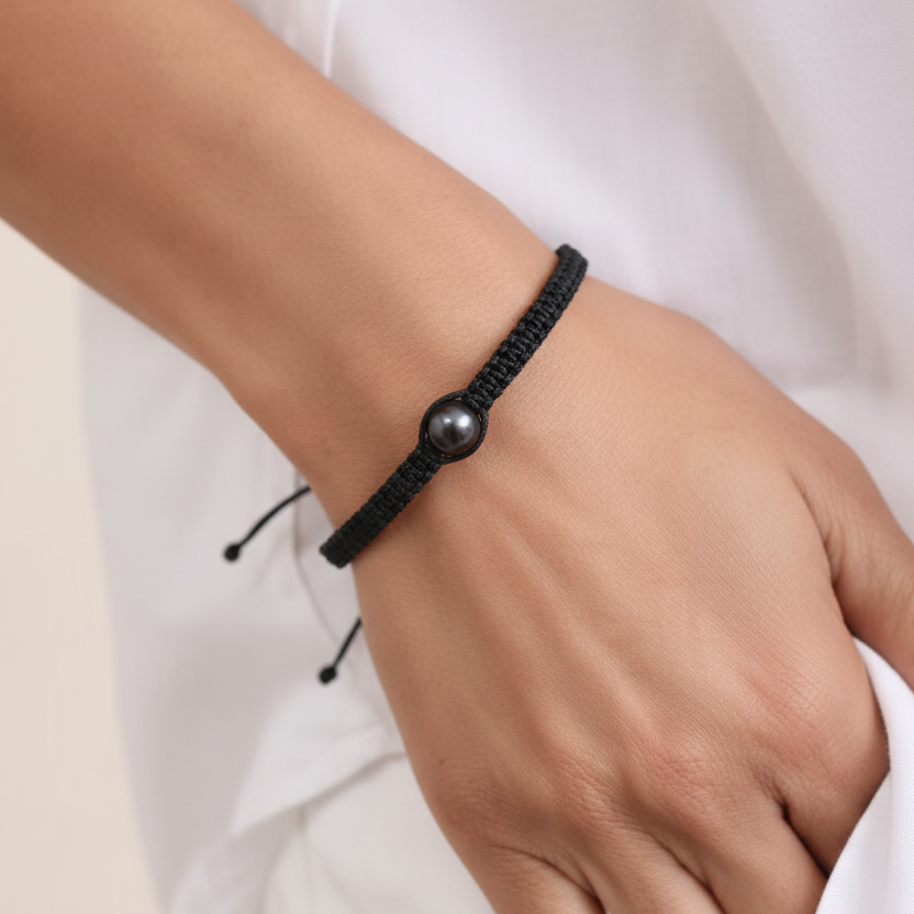 Makramee-Armband mit Tahiti-Perle am Arm getragen