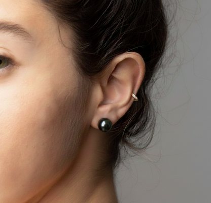 Frau mit Tahiti-Perlen-Ohrstecker 