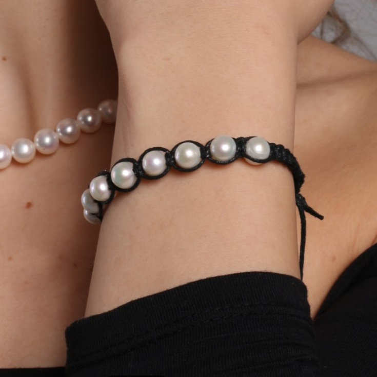 Schwarzes Makramee-Armband mit Perlen
