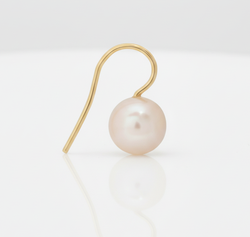 Minimalistische Perlen Ohrhänger mit feinem Ohrhaken in Gold und natürlicher Süßwasserperle. Leicht, zeitlos und vielseitig kombinierbar – moderner Schmuck von VALLÉE.