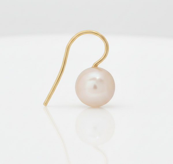 Minimalistische Perlen Ohrhänger mit feinem Ohrhaken in Gold und natürlicher Süßwasserperle. Leicht, zeitlos und vielseitig kombinierbar – moderner Schmuck von VALLÉE.