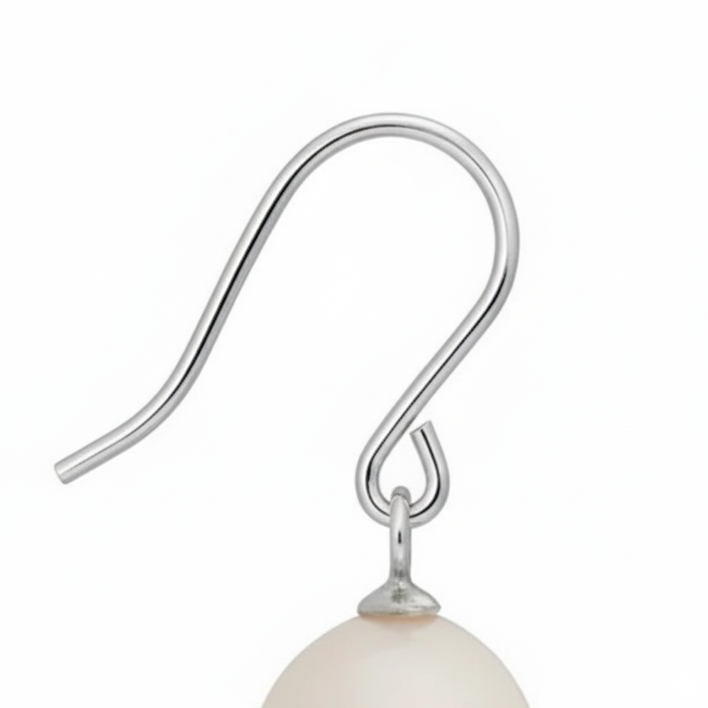 Minimalistische Perlenohrringe mit offenem Ohrhaken aus 925 Silber und ovaler Süßwasserperle von VALLÉE