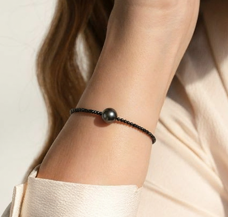 Tahiti-Perlenarmband mit Spinell am Handgelenk