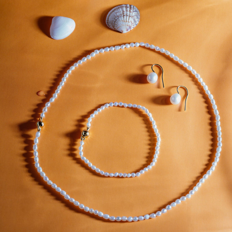 Zarter Perlenschmuck mit vergoldeter Magnetschließe