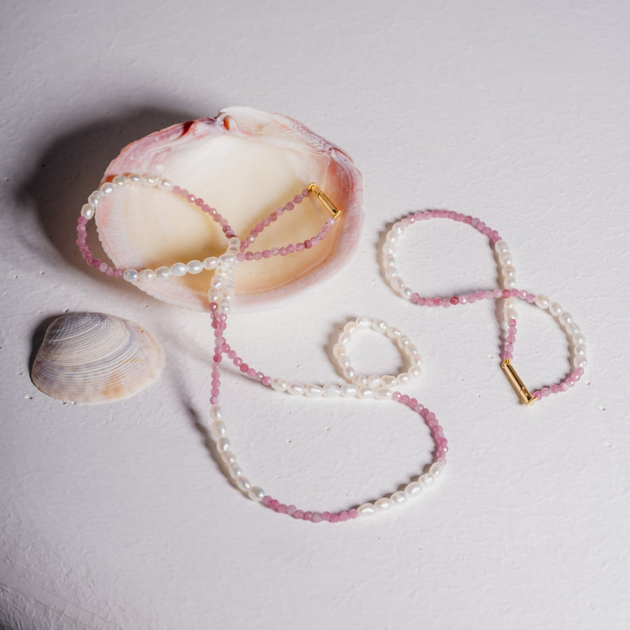 Perlenschmuck mit Turmalin-Steinen in Muschel